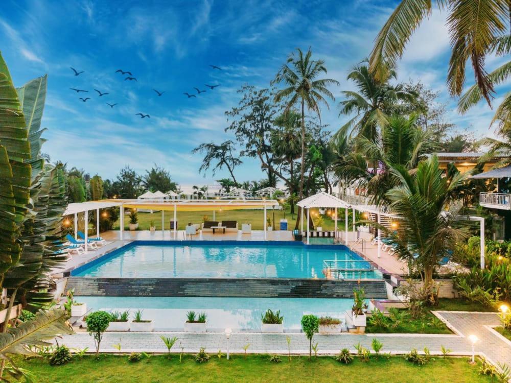 Foxoso La Beach Resort & Spa Олд-Гоа Екстер'єр фото