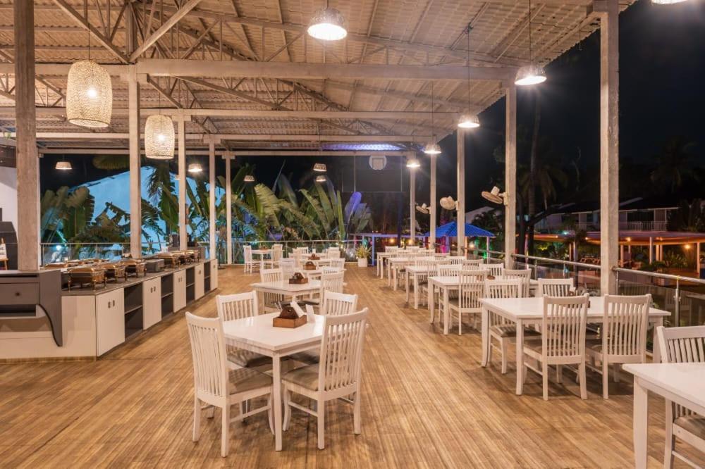 Foxoso La Beach Resort & Spa Олд-Гоа Екстер'єр фото